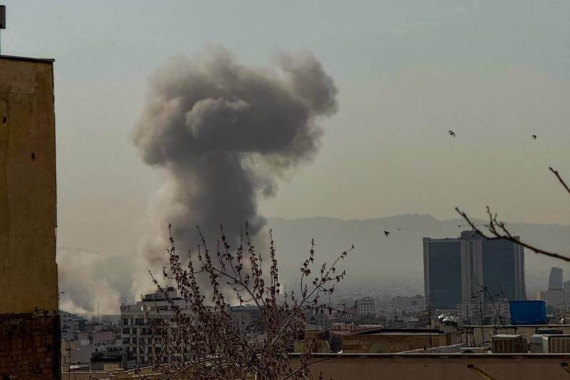 Eine Rauchwolke steigt über Teheran nach einer gemeldeten Explosion auf.