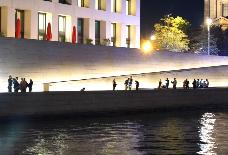 Einsatzkräfte der Polizei stehen vor dem Humboldt-Forum am Ufer der Spree. Bei einer gewalttätigen Auseinandersetzung zwischen drei Afghanen und 15 Syrern wurde ein 20-Jähriger erstochen.