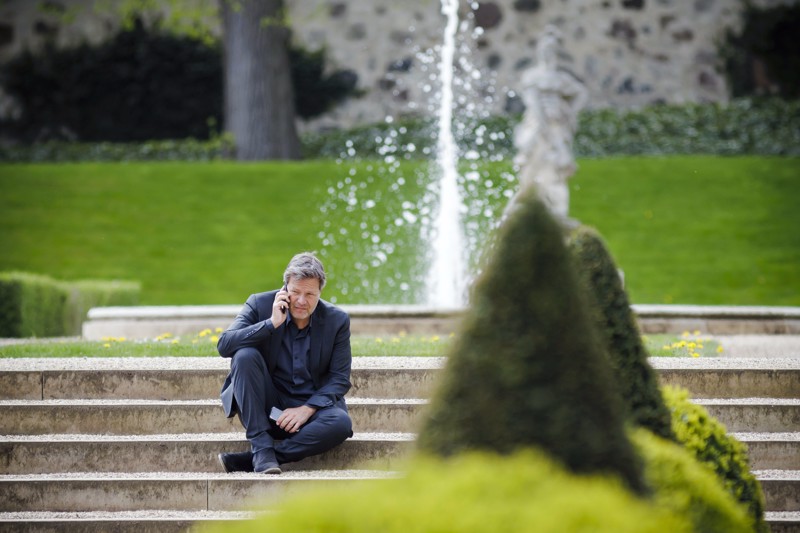 Mai 2022: Robert Habeck sitzt bei der Kabinettsklausur in Meseberg auf einer Treppe. Das Foto inszenierte Thomas Trutschel für die Agentur Photothek.