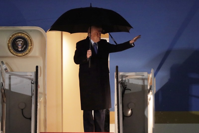 Donald Trump in der Nacht zum Montag am Militärstützpunkt Joint Base Andrews im US-Bundesstaat Maryland