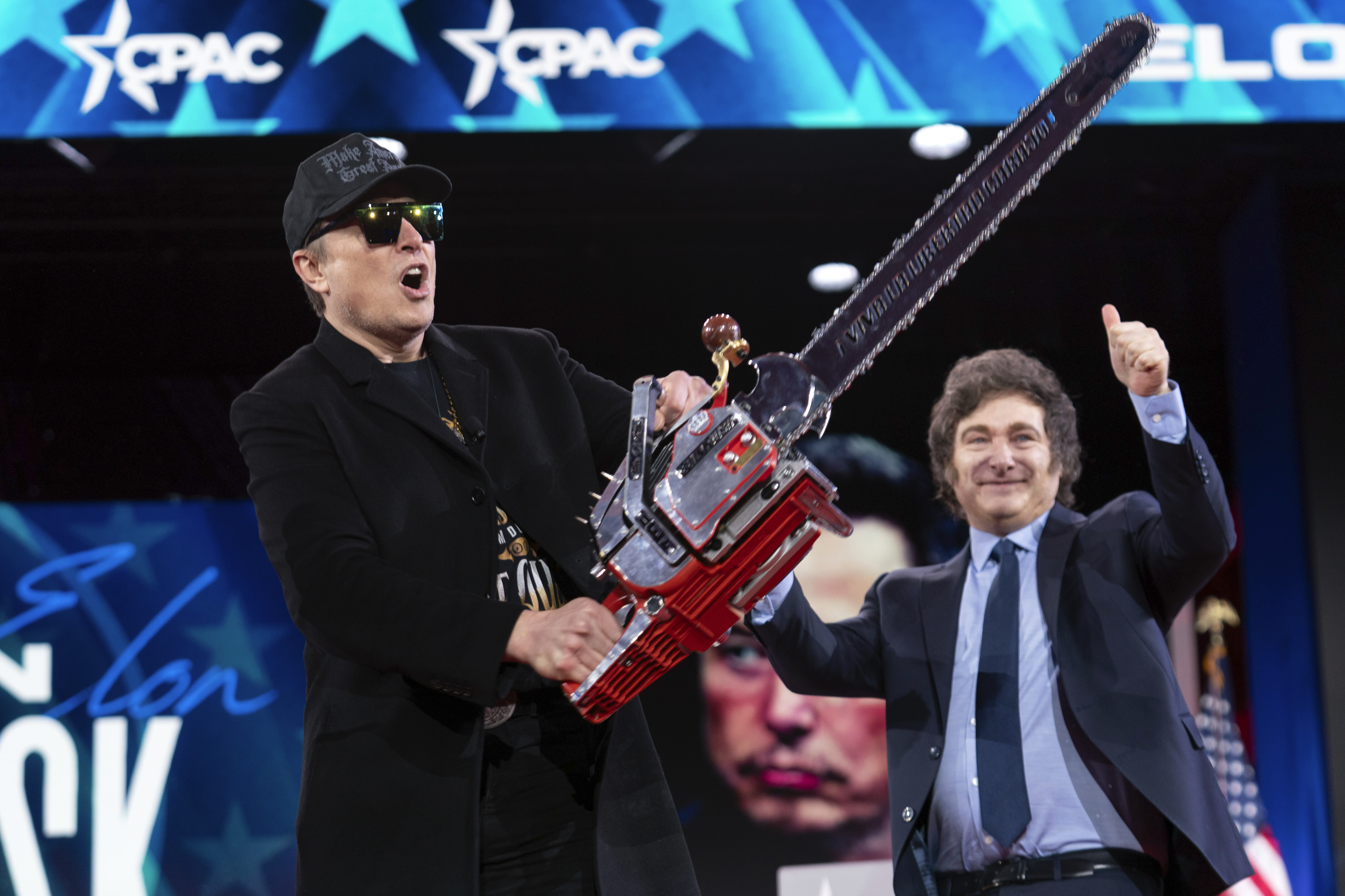 Elon Musk und Javier Miliei feiern die Kettensäge.