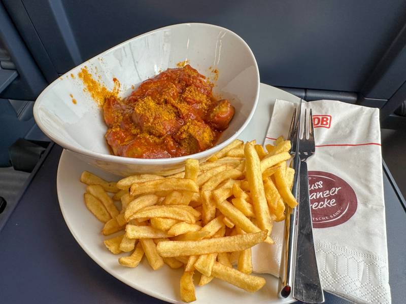 Wichtig für die Massen-Klientel: Currywurst gibt es bei der Bahn in vegan.