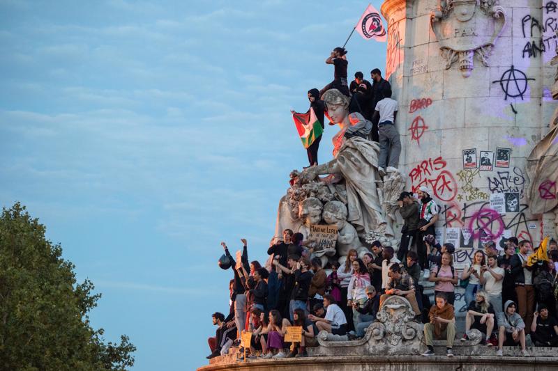 Symbolisch für die Zukunft Frankreichs: Islamisten und Kommunisten feiern den Wahlsieg am „Place de la Republique“.