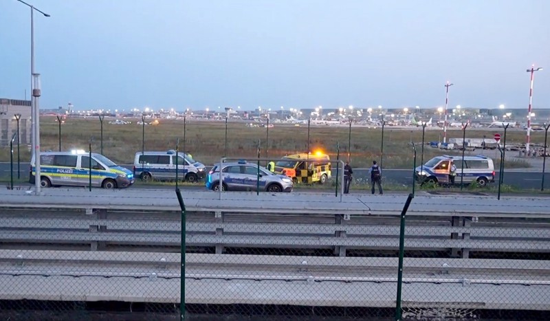 Großeinsatz für Polizei und Sicherheitsdienste! Klima-Chaoten gelangen auf das Rollfeld des Frankfurter Flughafens.