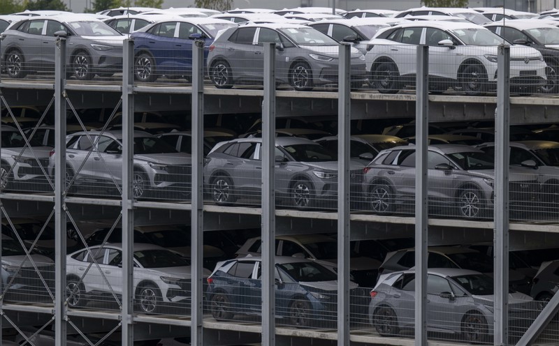 Konkurrenz gibt es nicht nur auf dem Weltmarkt: Auch die VW-Standorte Emden und Chattanooga (USA) sind in die Produktion des ID.4 eingestiegen.
