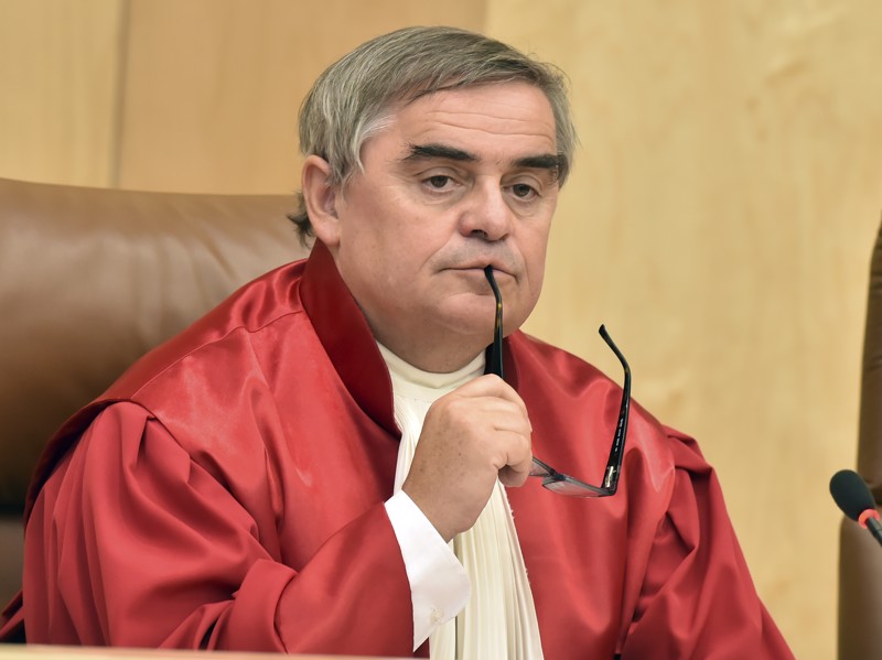 Müller war bis 1990 selbst Richter am Landgericht Saarbrücken bevor er in den Landtag einzog und eine politische Karriere einschlug.