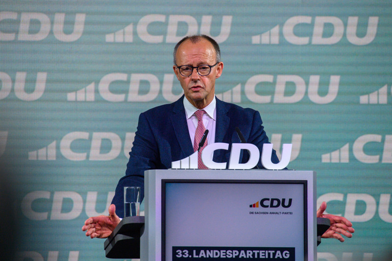 Konzentriertes Arbeiten: Per Chef-Ansage verbietet Merz das Bier.