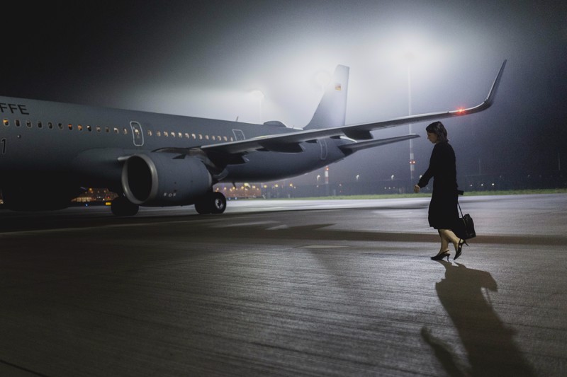 Baerbock auf dem Weg zum Regierungsflieger