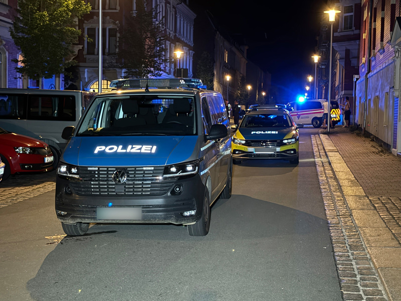 Mehrere Rettungswägen und Notärzte sowie ein Großaufgebot an Polizei rückte zum Tatort an.