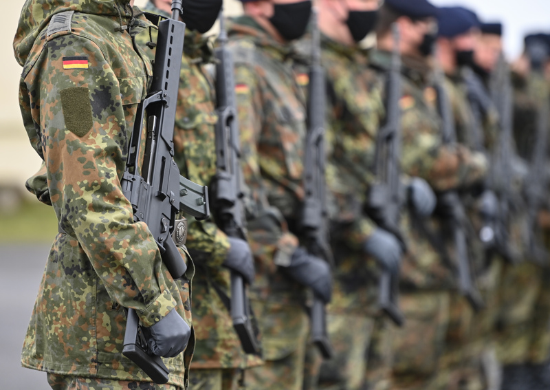 Vor allem Befragte, die älter sind als 60 Jahre, wünschen sich die Wehrpflicht zurück.