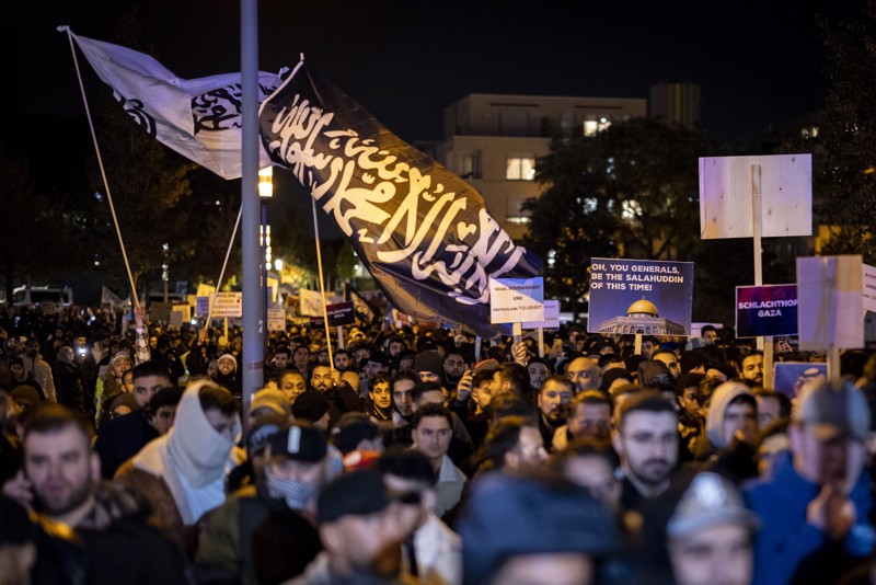 Mit „Allahu Akbar“-Rufen zogen die Terror-Unterstützer durch die Stadt.