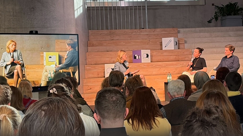 Justus von Daniels (rechts) und Maria Exner diskutierten in ihrem Haus mit Ministerin Prien