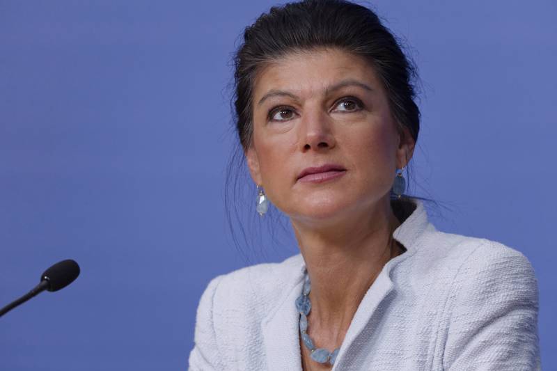 Die weibliche Konkurrenz ist abgeschlagen, keine andere Frau im Politgeschäft erreicht Wagenknechts Zustimmungswerte.