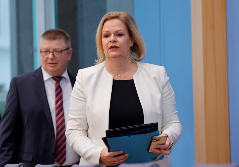 Verfassungsschutz-Chef Thomas Haldenwang und Innenministerin Nancy Faeser (SPD) auf der Pressekonferenz zur Vorstellung ihres Aktionsplans gegen Rechtsextremismus.