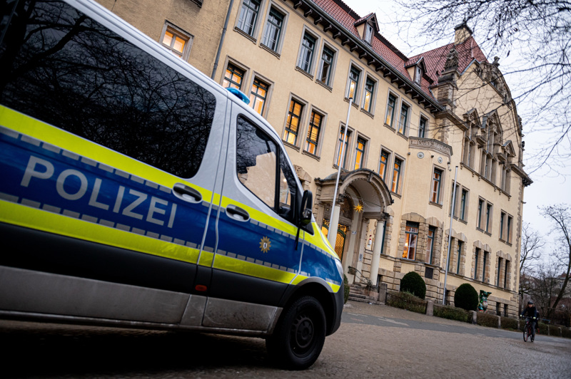 Polizei an der Friedrich-Bergius-Schule in Berlin, einer sogenannten Problemschule im Südwesten der Hauptstadt. Polizeieinsätze an Schulen sind in vielen deutschen Großstädten bereits Alltag.