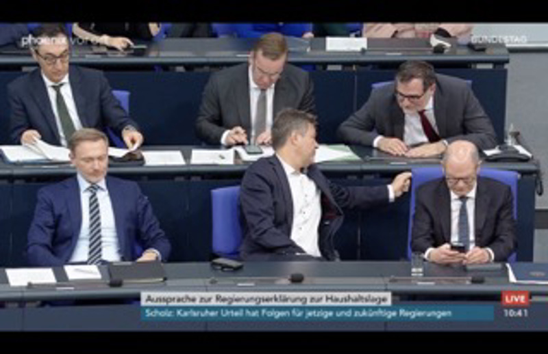 Auch Minister Habeck tuschelt lieber anstatt der Parlamentsdebatte zu folgen.