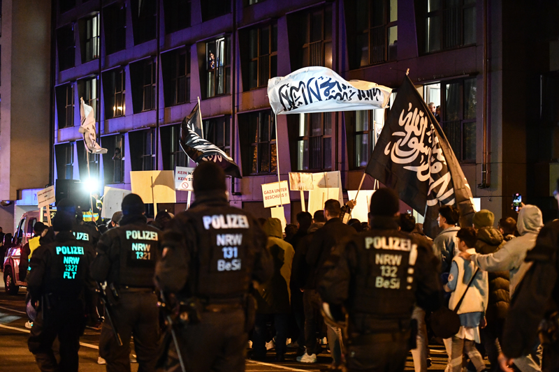 Die Polizei begleitete die Demonstration mit rund 450 Einsatzkräften.