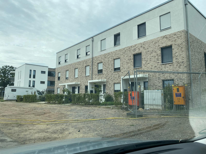 Etwa 1000 Migranten haben im Neubaugebiet eine kostenlose Bleibe gefunden