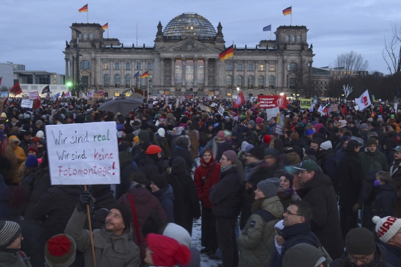 Demos gegen Rechts im Winter vor dem deutschen Bundestag