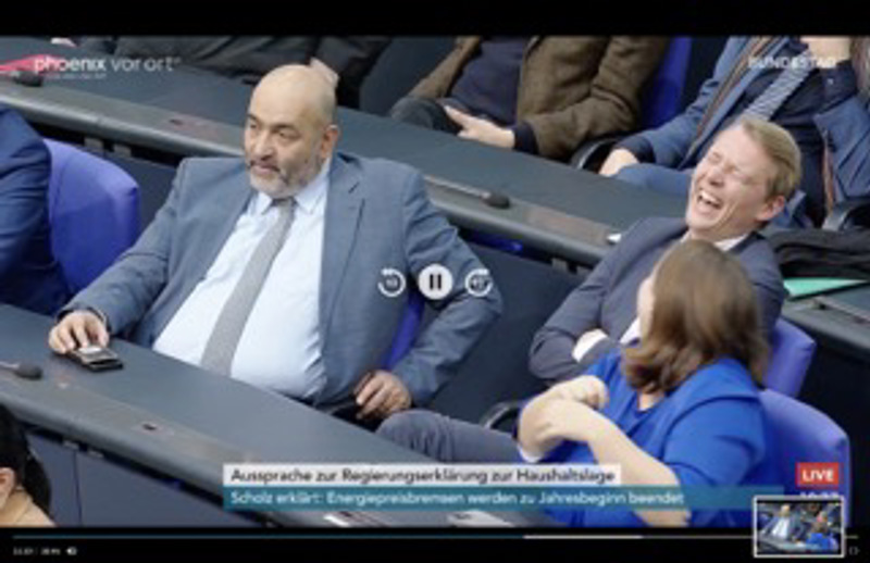 Obwohl jemand redet, wird bei den Grünen lauthals gelacht.