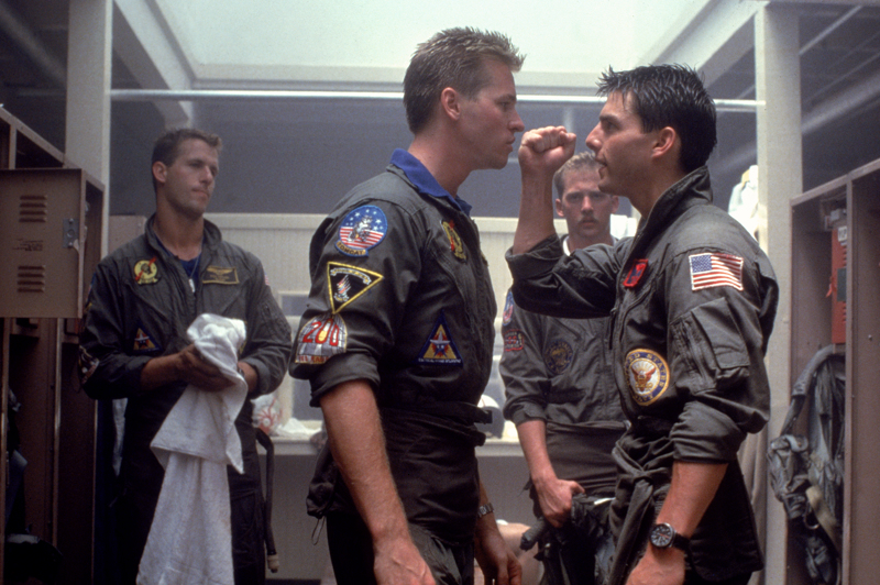 Mit echter Navy-Unterstützung gedreht: „Top Gun“ sah nicht teuer aus, weil es trickreich war – sondern weil Flugzeugträger, Jets und Uniformen tatsächlich Milliarden wert waren.