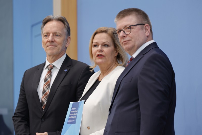 Holger Münch, Präsident des Bundeskriminalamtes (BKA), und Thomas Haldenwang, Präsident des Bundesamtes für Verfassungsschutz (BfV, rechts), haben Faeser bei der Präsentation unterstützt.
