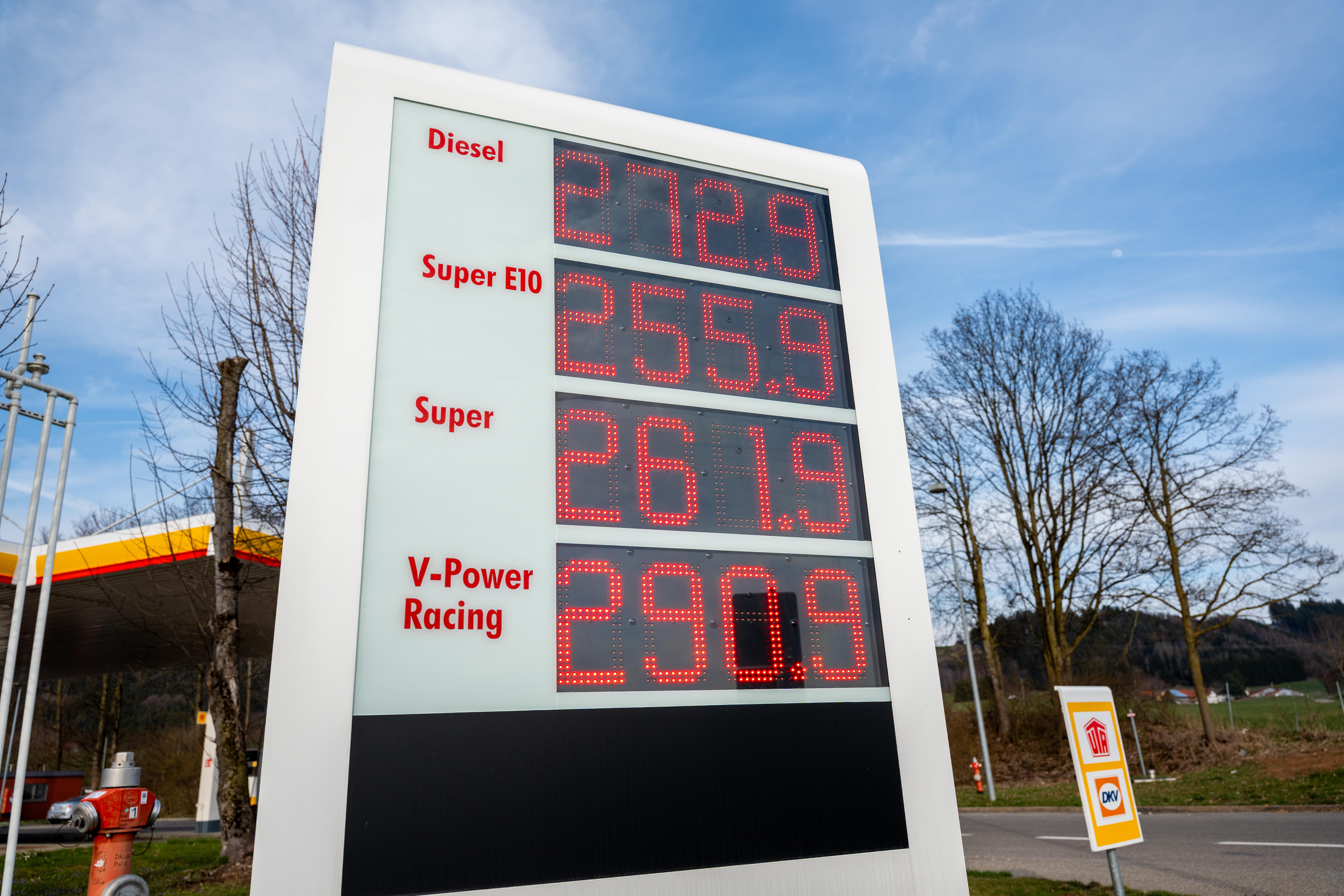 Unglaubliche Spritpreise treiben die deutschen Autofahrer seit Wochen zur Verzweiflung.