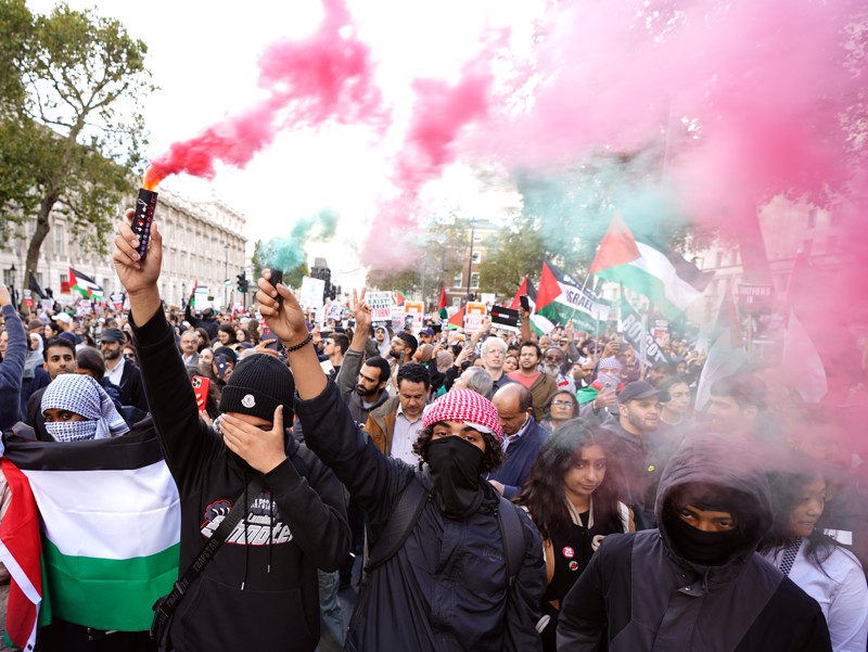 Auseinandersetzungen mit der Polizei war mit diesen Randalierern natürlich vorprogrammiert. Die Polizei nahm etwa 15 Personen fest.
