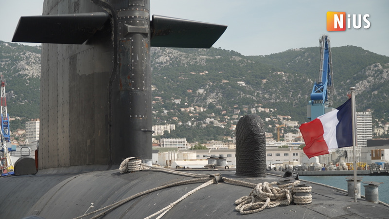 Das U-Boot im Hafen von Toulon. Größer durfte der Bildausschnitt nicht sein, denn direkt nebenan testete die französische Marine einen geheimen Prototypen.