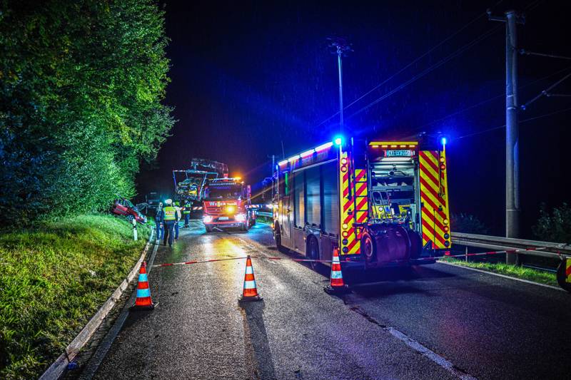 Laut Behörden geriet ein Fahrzeug kurz vor dem Unfall ins Schleudern.