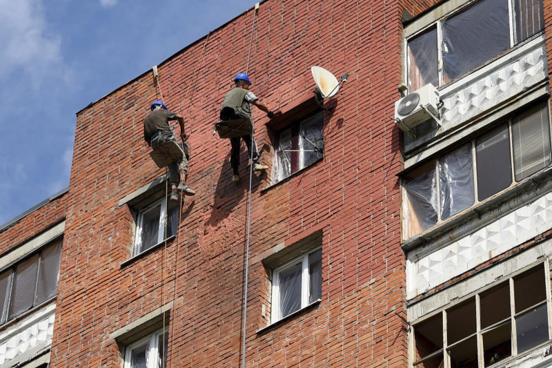 Dieses vom Telegramm-Kanal des Gouverneurs der Region Kursk, Roman Starovoit, am Montag, dem 28. August 2023, veröffentlichte Foto zeigt ein beschädigtes Wohnhaus nach einem mutmaßlichen ukrainischen Drohnenangriff in Kursk in der südlichen Region Kursk an der Grenze zur Ukraine.