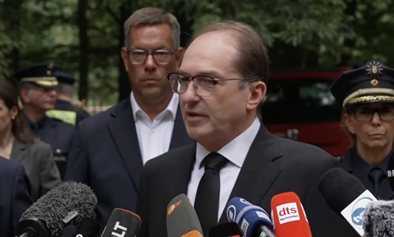 Innenminister Alexander Dobrindt (CSU) bei einem Statement am Sonntag