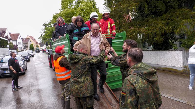 Die Bundeswehr ist im Einsatz, evakuiert Menschen aus ihren Häusern, wie hier im bayrischen Reichertshofen.
