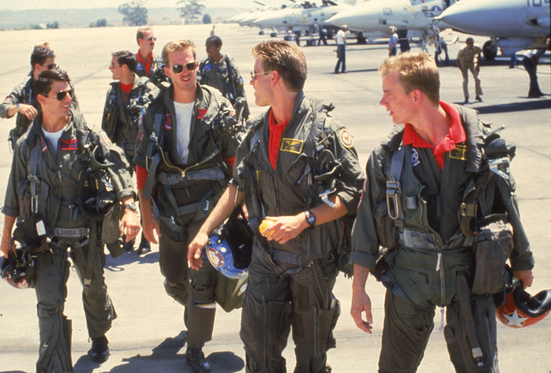 „Top Gun“ machte Tom Cruise endgültig zum Superstar – und verwandelte den Kampfpilotenhelm in ein Popkultur-Accessoire der 80er Jahre.