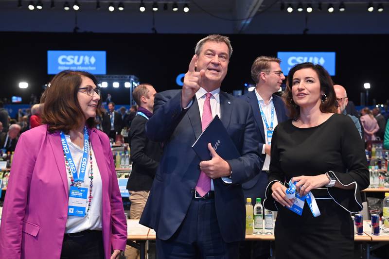 Markus Söder mit seinen Parteikolleginnen Tanja Schorer-Dremel (MdL, links) und Dorothee Bär (Stv. Vors. CDU/CSU-Bundestagsfraktion, rechts).