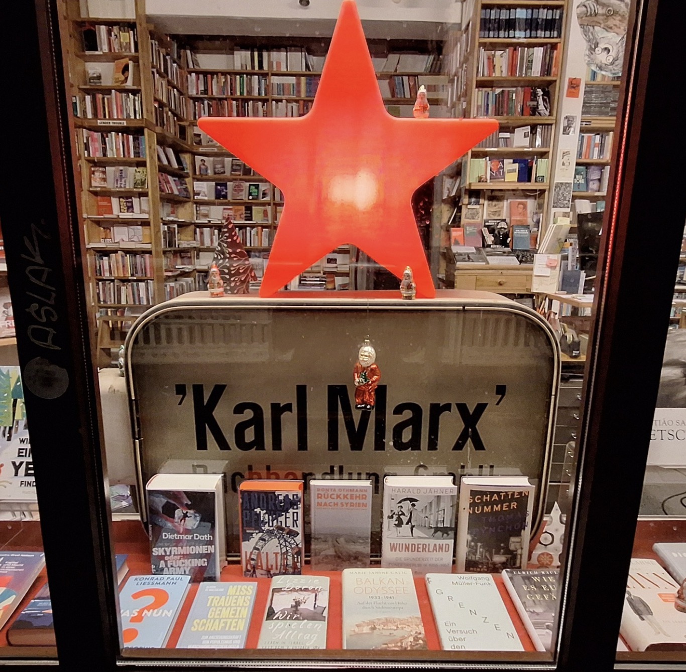 Man hört diese Buchhandlung quasi singen: „Völker, hört die Signale …“