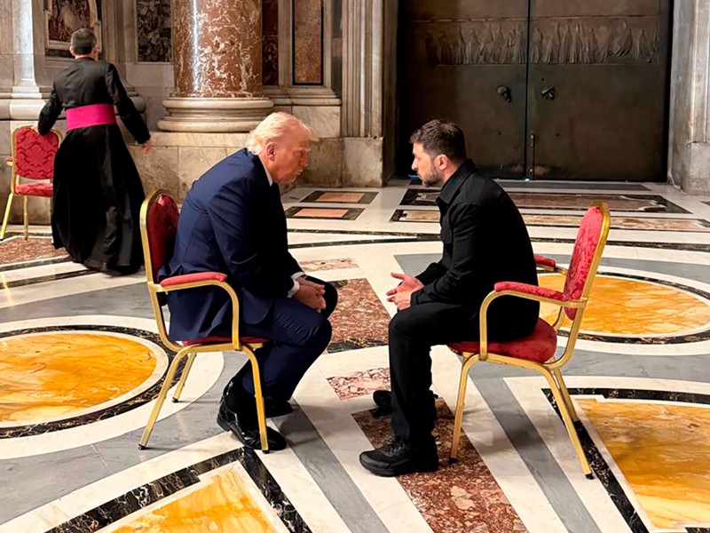 Trump und Selenskyj im Gespräch im Petersdom.