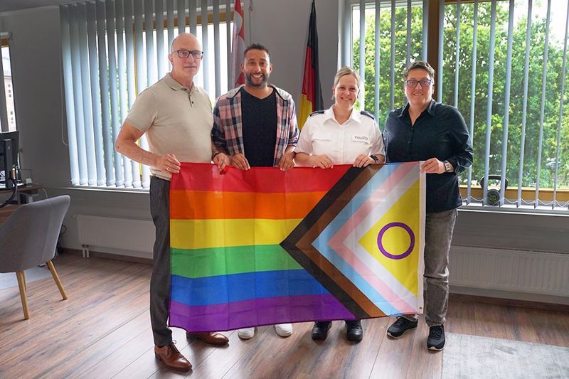 Polizeipräsident Dirk Fasse (links) und Polizistin Koopmann (zweite von rechts) posierten bereits 2023 mit der „Progess Pride Flag“.