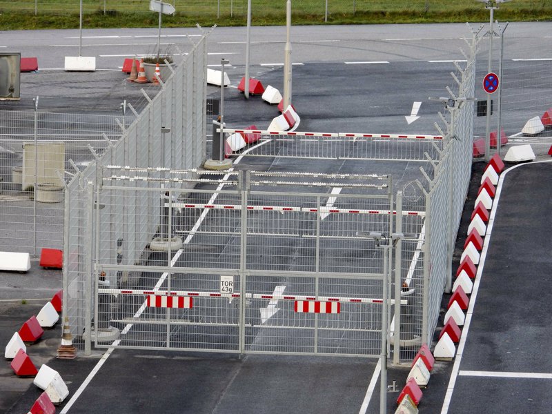 Zusätzlich zu den zwei Schranken wurde das Metalltor geschlossen.