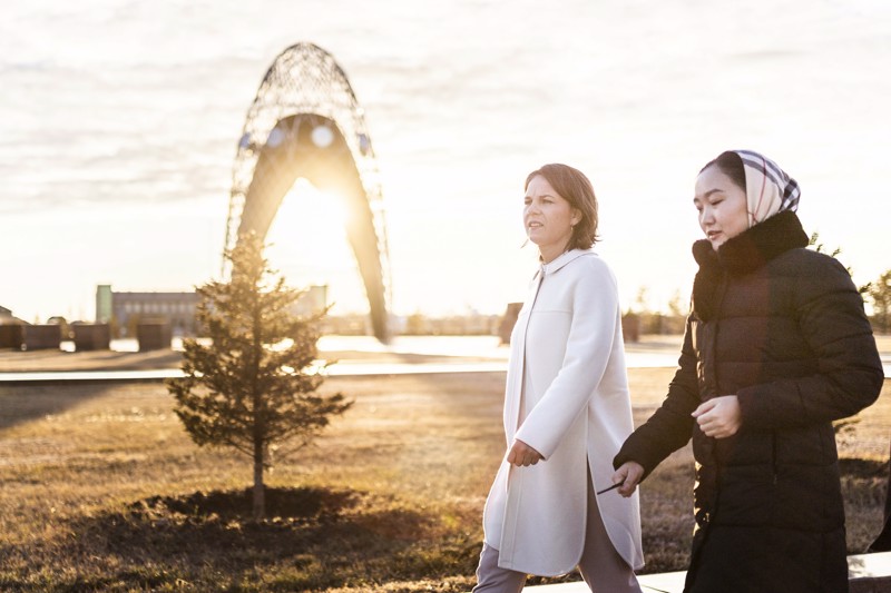 Kasachstan im Oktober 2022: Außenministerin Baerbock wird von Photothek-Fotograf Florian Gaertner als umsichtige Gesprächspartnerin in Szene gesetzt. Die Deutsche Welle hat das Werbe-Foto ohne entsprechenden Hinweis übernommen.