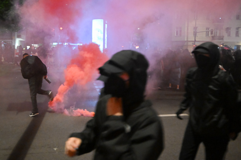 Pyro-Aktionen während der linksextremen Demo in Berlin, auch Polizisten wurden angegriffen.