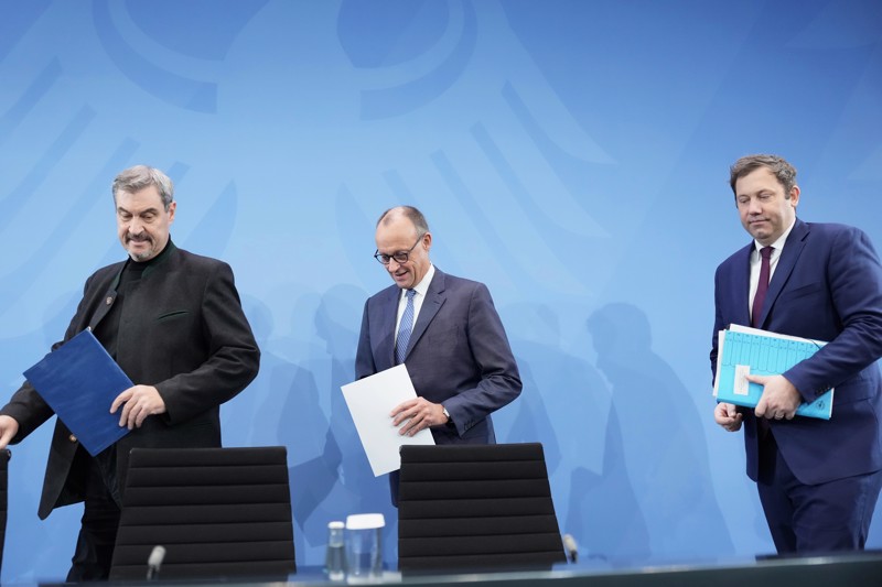 Söder (CSU), Merz (CDU) und Klingbeil (SPD) am Freitag. Die Verkündung der Ergebnisse der jüngsten Koalitionsgespräche erweckte erneut den Eindruck, dass es die SPD ist, die in der Regierung die Hosen anhat.