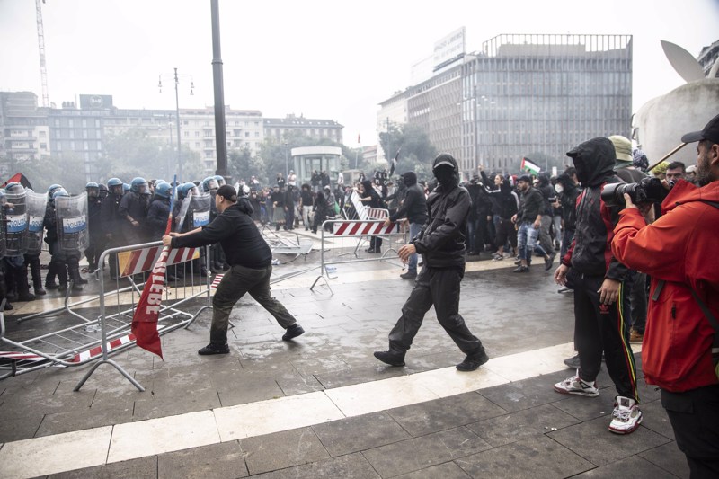 Die aggressiven Demonstranten beschädigten Gebäude und griffen Einsatzkräfte an.