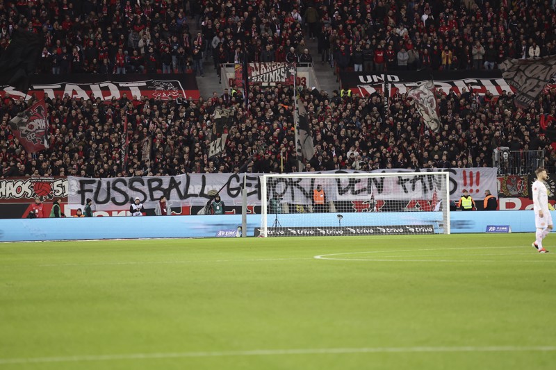 „Fussball gehört den Fans“ skandierten die Anhänger des FC Bayer Leverkusen.
