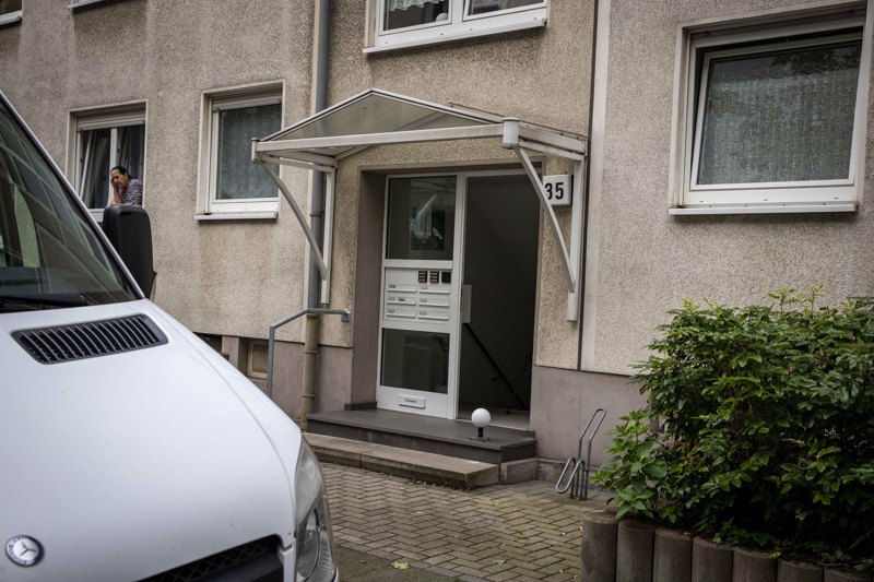 In diesem Duisburger Mehrfamilienhaus wurde ein Messer-Angreifer von der Polizei erschossen.