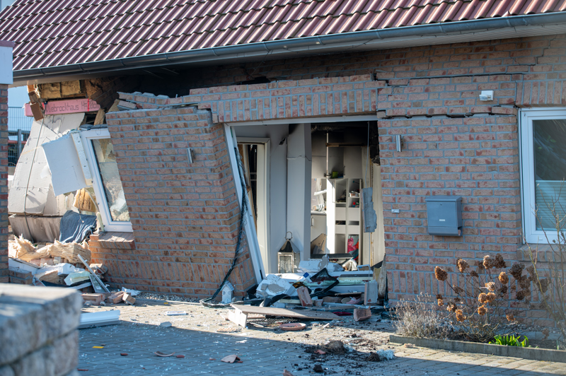 Durch die Wucht der Explosion wurden mehrere Wände des Hauses nach Außen gedrückt.