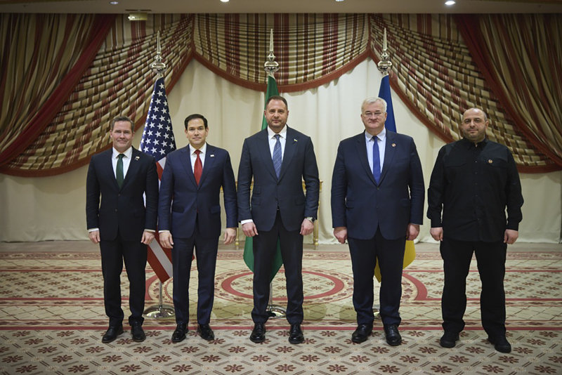 Nach den Friedensbemühungen in Dschidda ist nun Russland am Zug. Zu den Verhandlungen trafen sich der nationale Sicherheitsberater der USA, Mike Waltz, US-Außenminister Marco Rubio, der Leiter des ukrainischen Präsidentenbüros, Andrij Jermak, der ukrainische Außenminister Andrij Sybiha und der ukrainische Verteidigungsminister Rustem Umerow.