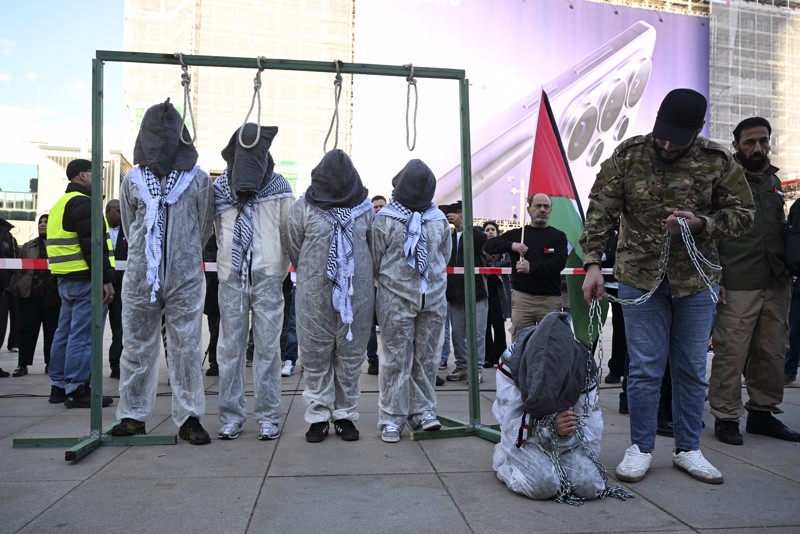 Im April inszenierten Pro-Hamas-Aktivisten auf dem Alexanderplatz eine Hinrichtungsszene.