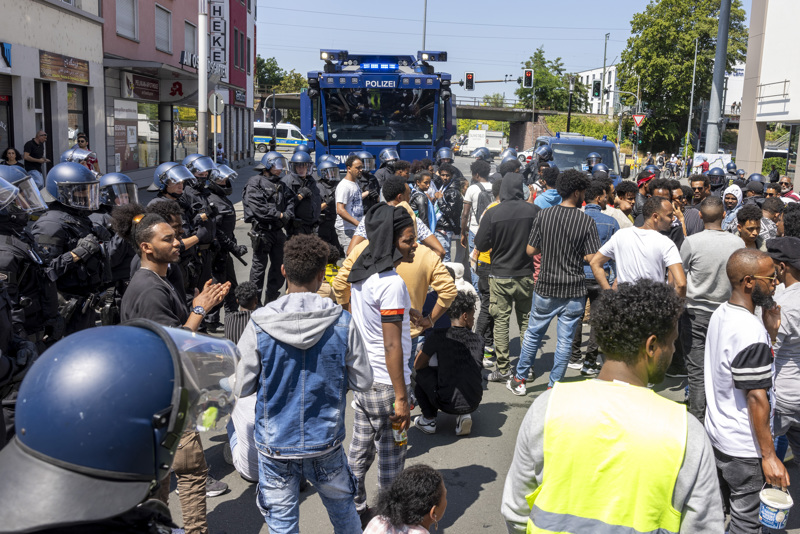 Polizisten kesseln am Wochenende in Gießen Demonstranten beim Eritrea-Festival ein.