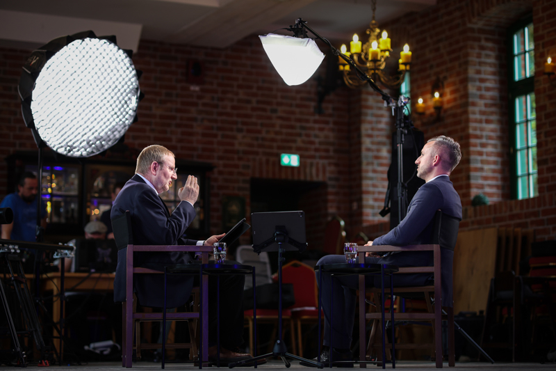Siegmund stellte sich den Fragen von NIUS-Politikchef Ralf Schuler in der Brauerei Schulzens in Tangermünde.